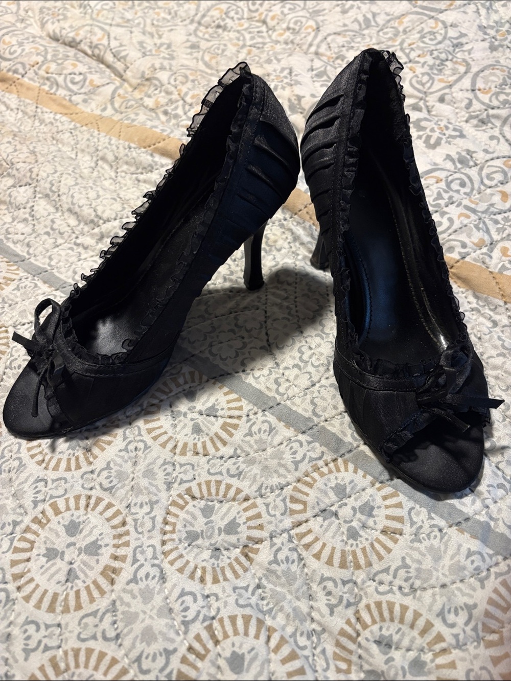 Black Women’s Peep-Toe Heels with Ruffle Trim